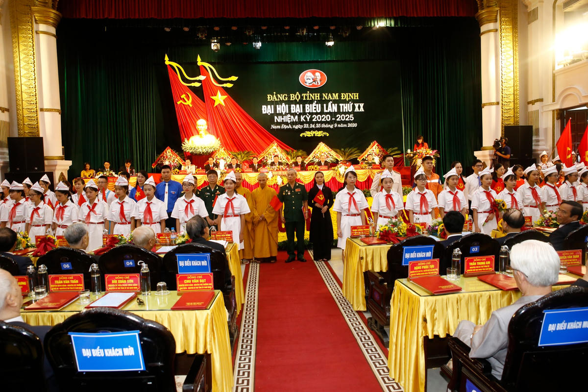 Đoàn đại biểu đại diện các tầng lớp nhân dân Nam Định chúc mừng Đại hội