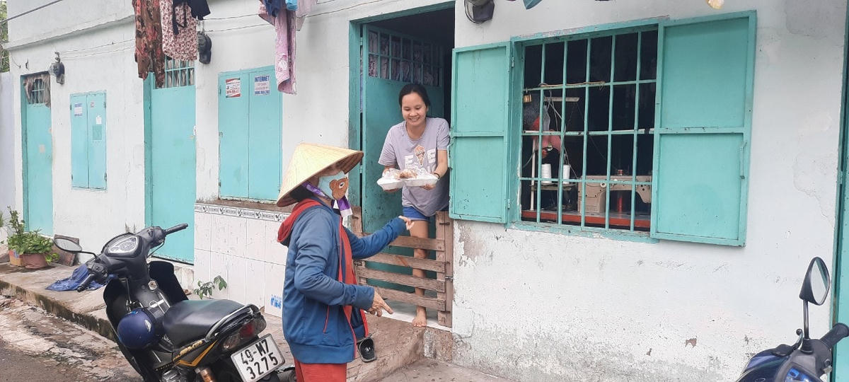 Người lao động gặp khó khăn đã nhận cơm từ thiện của Chùa Nam Thiên Nhất Trụ.