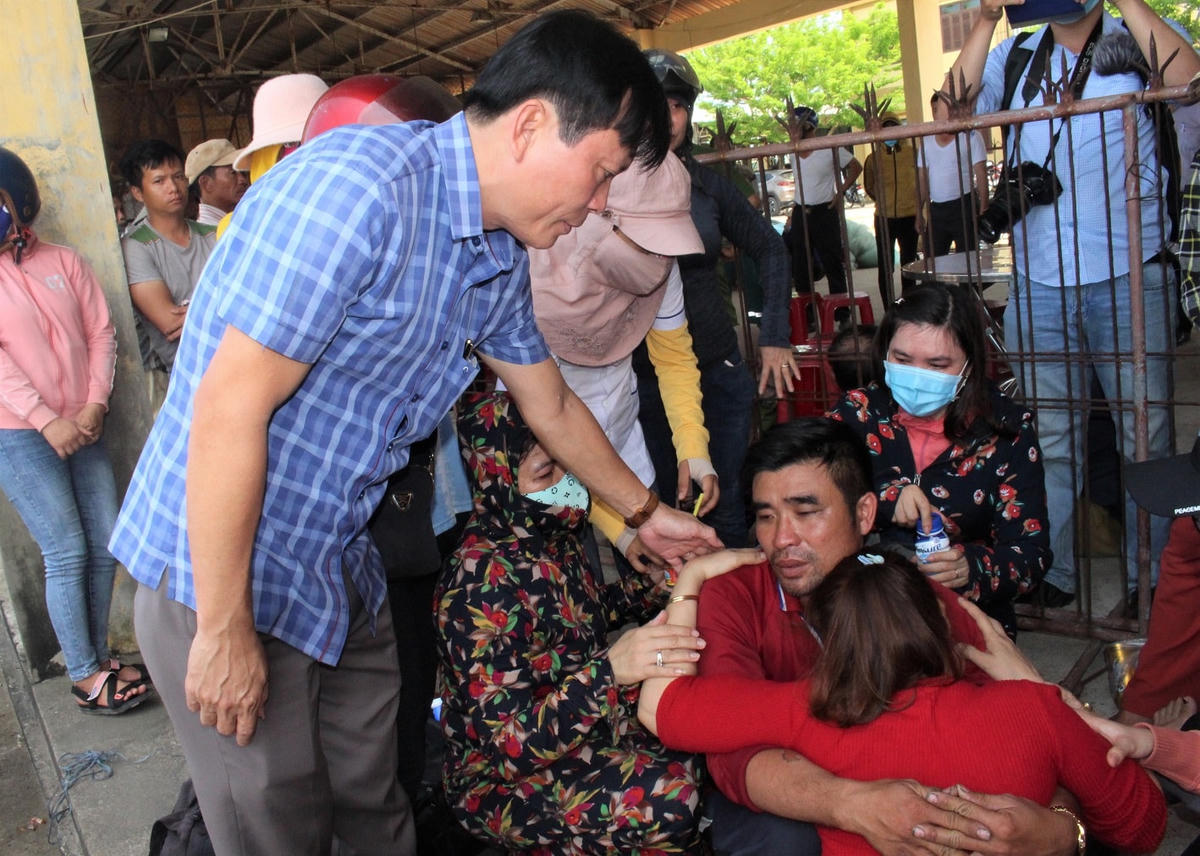 Lãnh đạo huyện Núi Thành động viên ngư dân gặp nạn.