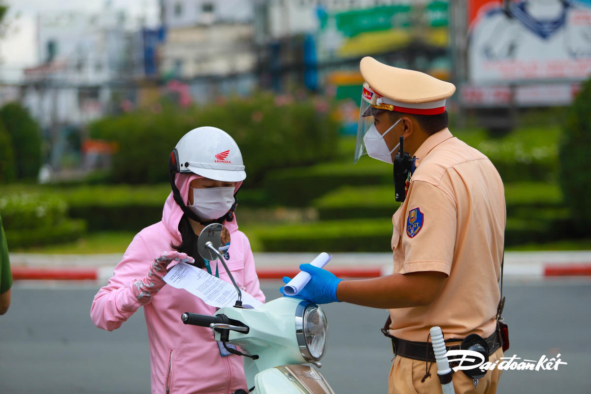 CSGT kiểm tra thông tin người dân tại chốt kiểm soát tại Vòng xoay dân chủ.