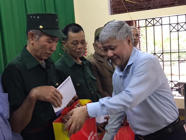 Chủ tịch Đỗ Văn Chiến trao quà cho bà con xã Kiên Đài.