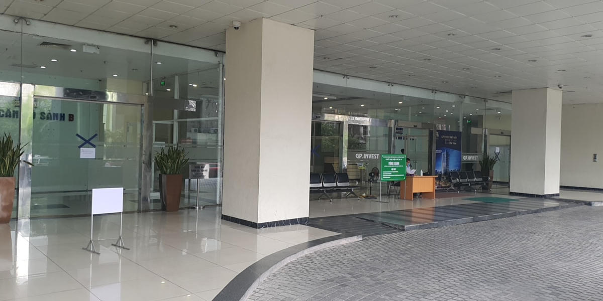 Sau khi lập các chốt “vùng xanh” sảnh các tòa nhà cũng trở lên thông thoáng, ít người qua lại hơn so với lúc chưa lập chốt.