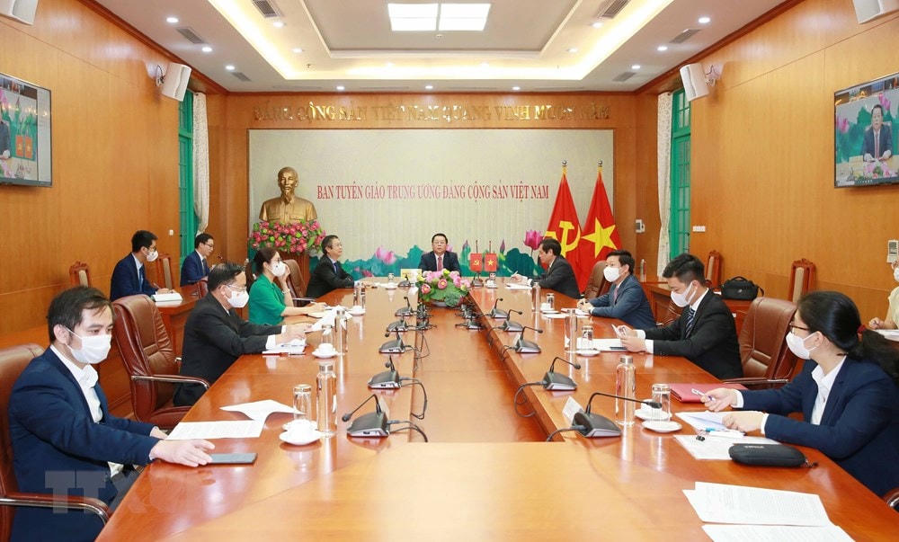 Ông Nguyễn Trọng Nghĩa, Bí thư Trung ương Đảng, Trưởng ban Tuyên giáo Trung ương đã có cuộc điện đàm với ông Hoàng Khôn Minh, Ủy viên Bộ Chính trị, Bí thư Ban Bí thư, Trưởng ban Tuyên truyền Trung ương Đảng Cộng sản Trung Quốc. (Ảnh: Phương Hoa/TTXVN).