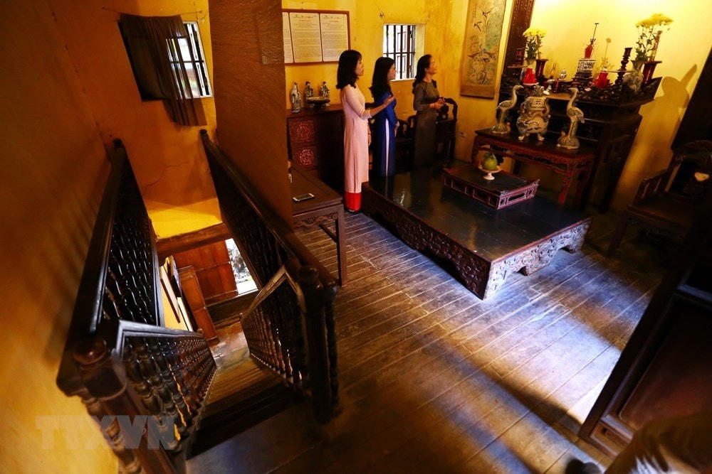 Gian phòng thờ được đặt trang trọng trên tầng 2. (Nguồn: TTXVN).