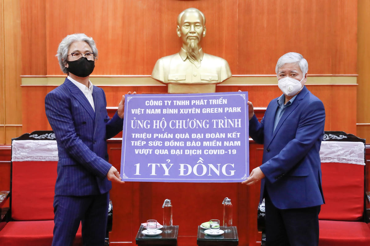 Chủ tịch Đỗ Văn Chiến tiếp nhận ủng hộ Chương trình “Triệu phần quà đại đoàn kết” từ ông Lee Gong Myung, Chủ tịch Công ty TNHH Phát triển Nam Bình Xuyên Green Park.