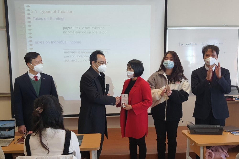 Thứ trưởng Nguyễn Minh Sơn kiểm tra việc đón sinh viên trở lại tại Trường Đại học Kinh tế quốc dân.