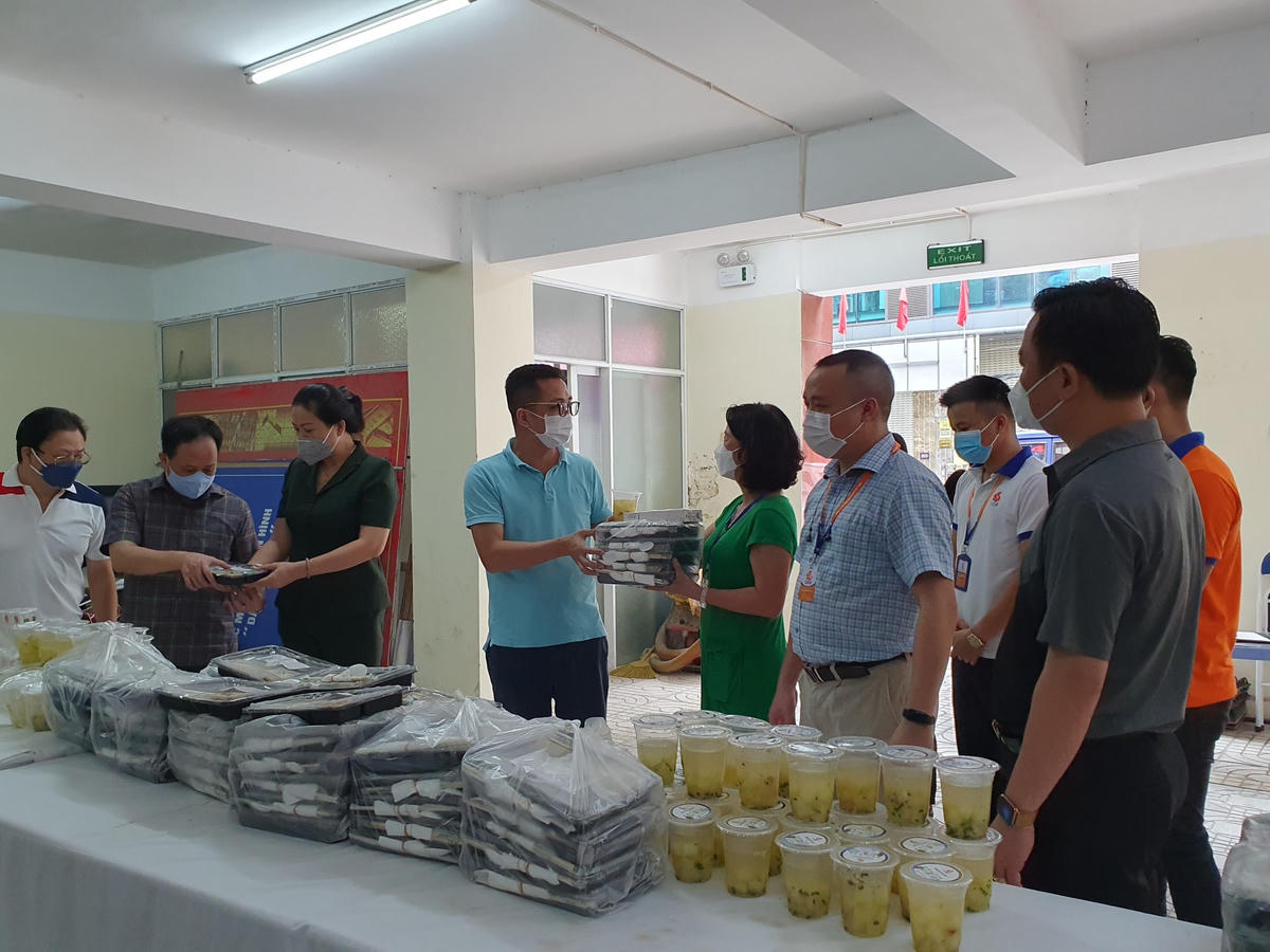 Khoảng hơn 11h, những suất ăn đã được tập trung tại Trung tâm Bồi dưỡng Chính trị quận Hai Bà Trưng, nơi tập kết các suất ăn 0 đồng. 