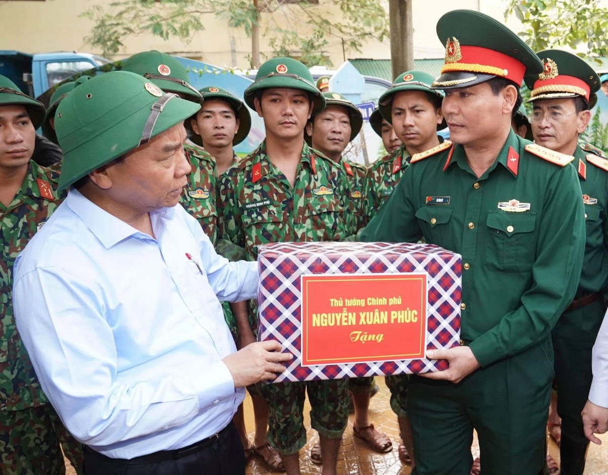 Thủ tướng Nguyễn Xuân Phúc tặng quà các chiến sĩ làm công tác cứu hộ. Ảnh: Quang Hiếu.