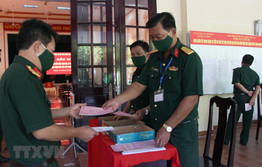 Cử tri lực lượng vũ trang Hậu Giang bầu cử sớm. (Ảnh: Hồng Thái/TTXVN).