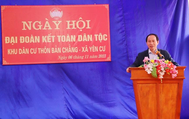 Phó Chủ tịch - Tổng Thư ký Lê Tiến Châu bày tỏ niềm xúc động khi tham dự Ngày hội đại đoàn kết cùng bà con thôn Bản Chằng.