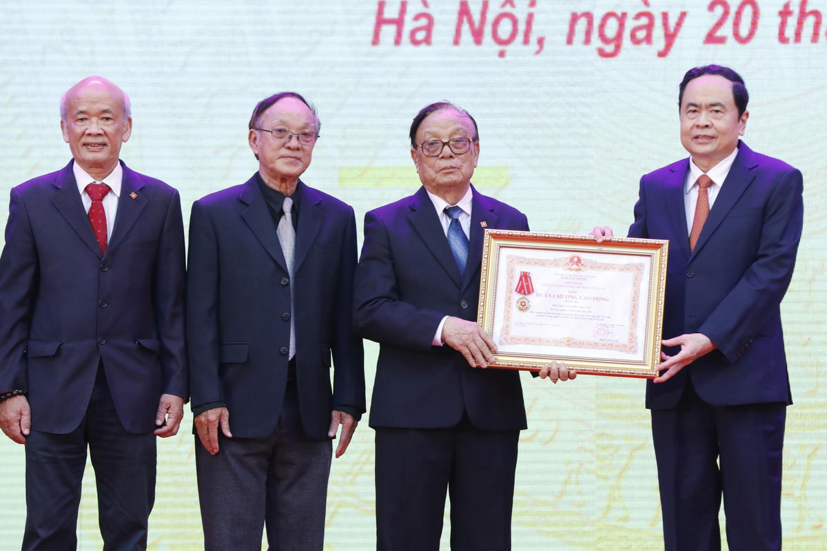 Bí thư Trung ương Đảng, Chủ tịch UBTƯ MTTQ Việt Nam Trần Thanh Mẫn trao Huân chương Lao động hạng Ba cho Hiệp hội Làng nghề Việt Nam. Ảnh: Quang Vinh.