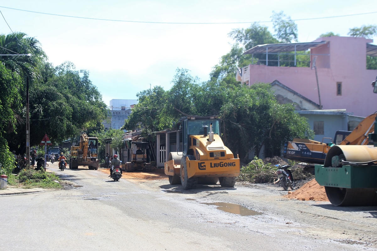 Người dân phản ánh, đơn vị thi công chưa đền bù kiến trúc nhà cửa.