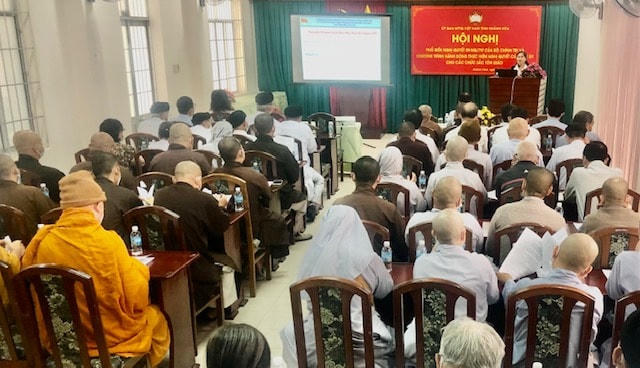 Bà Lưu Hồng Vân, Phó ban Tuyên giáo Tỉnh ủy quán triệt  Nghị quyết.