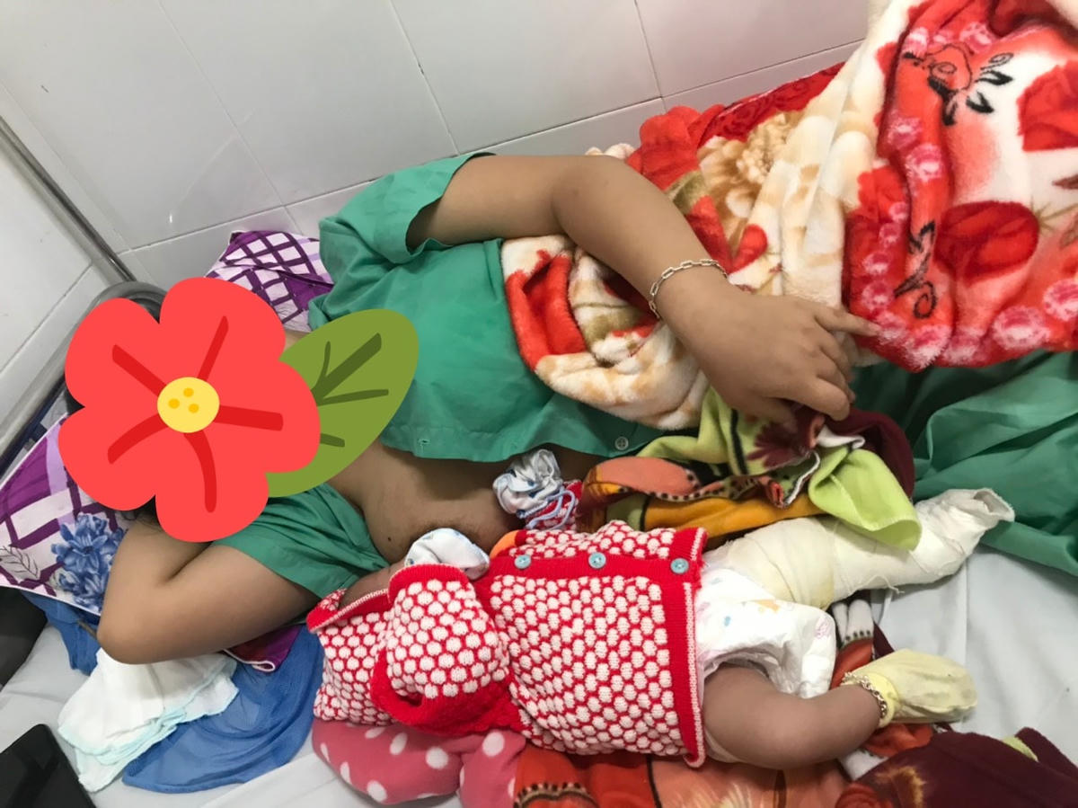 Bé trai được chăm sóc sau khi băng bột (nguồn Sở y tế)