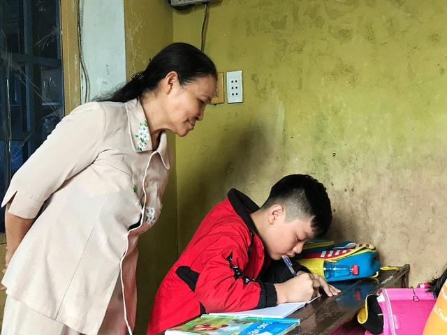 Từ cây viết mực đến chiếc bảng con đều là do cô “tài trợ” cho các em.  