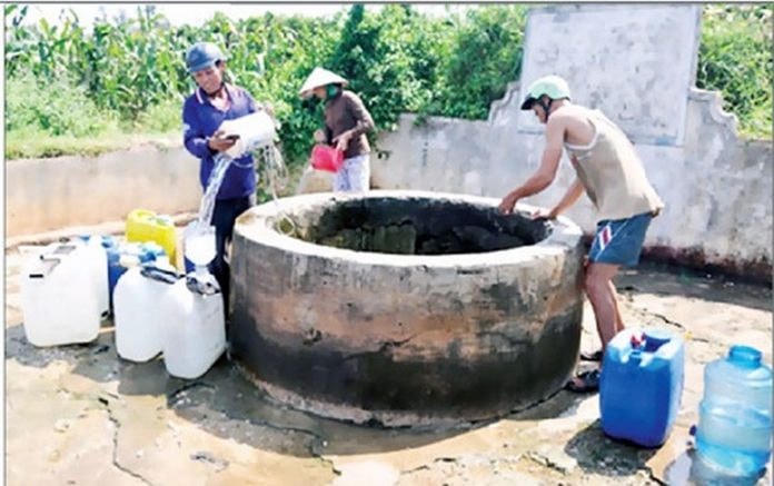 Người dân huyện Đồng Xuân thiếu nước sinh hoạt. 