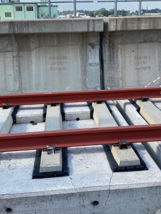 Thêm 4 gối cao su được phát hiện xê dịch. Ảnh: TL