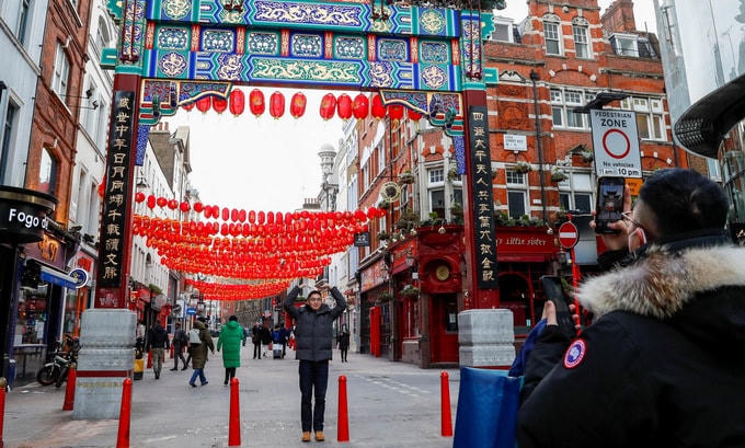 Người dân chụp ảnh trước khu China Town ở thủ đô London của Anh hôm 11/2. Ảnh: Reuters.