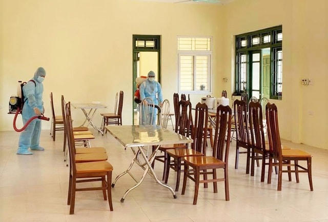 Phun khử trùng tiêu độc khu vực sinh hoạt tại một điểm cách ly tập ở Hòa Bình.  