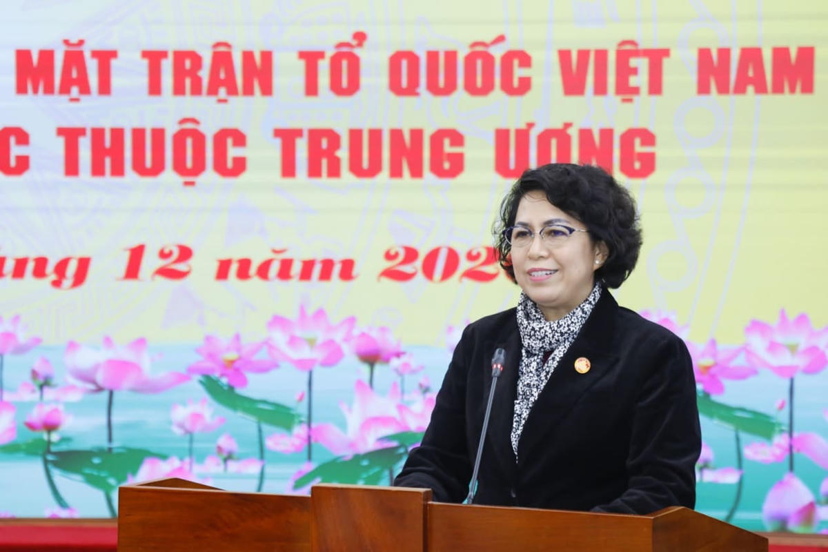 Chủ tịch Ủy ban MTTQ Việt Nam TP Hồ Chí Minh Tô Thị Bích Châu báo cáo kết quả công tác Mặt trận của Cụm thi đua năm 2020. Ảnh: Quang Vinh.