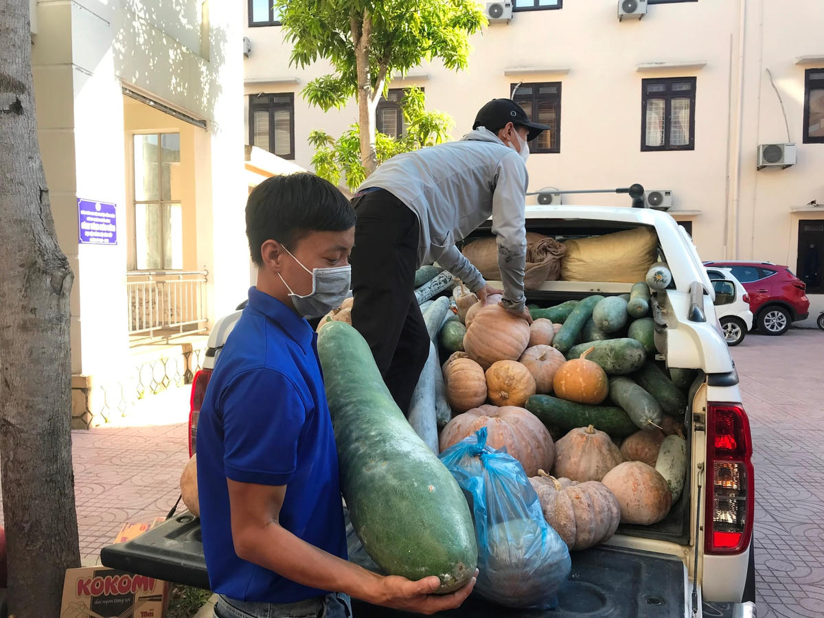 Quả bí nào to nhất, ngon nhất được người dân Hà Tĩnh chọn đưa đi ủng hộ.