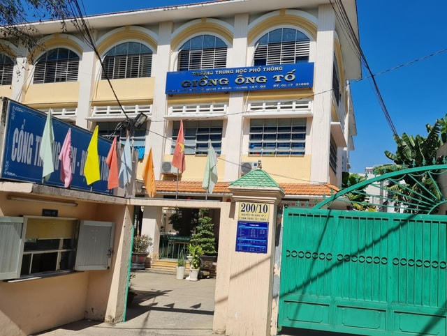 Trường THPT Giồng Ông Tố, Quận 2, TP HCM sẽ cho tạm ngưng  học với hai nam sinh đặt máy quay lén nhà vệ sinh nữ.