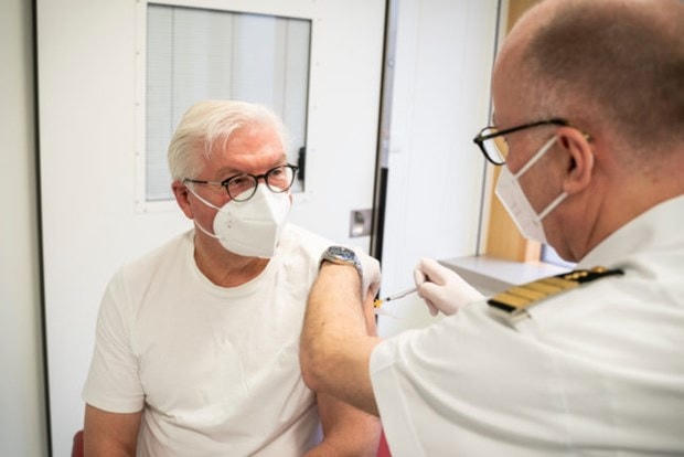 Tổng thống Steinmeier được tiêm vaccine của AstraZeneca. (Ảnh: DPA).