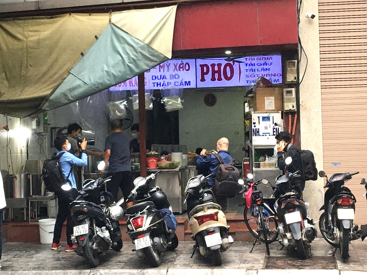 Trong sáng 14/10, thời tiết mưa lạnh bao trùm thành phố cũng là một trong những nguyên nhân khiến các hàng ăn trở nên đìu hiu...