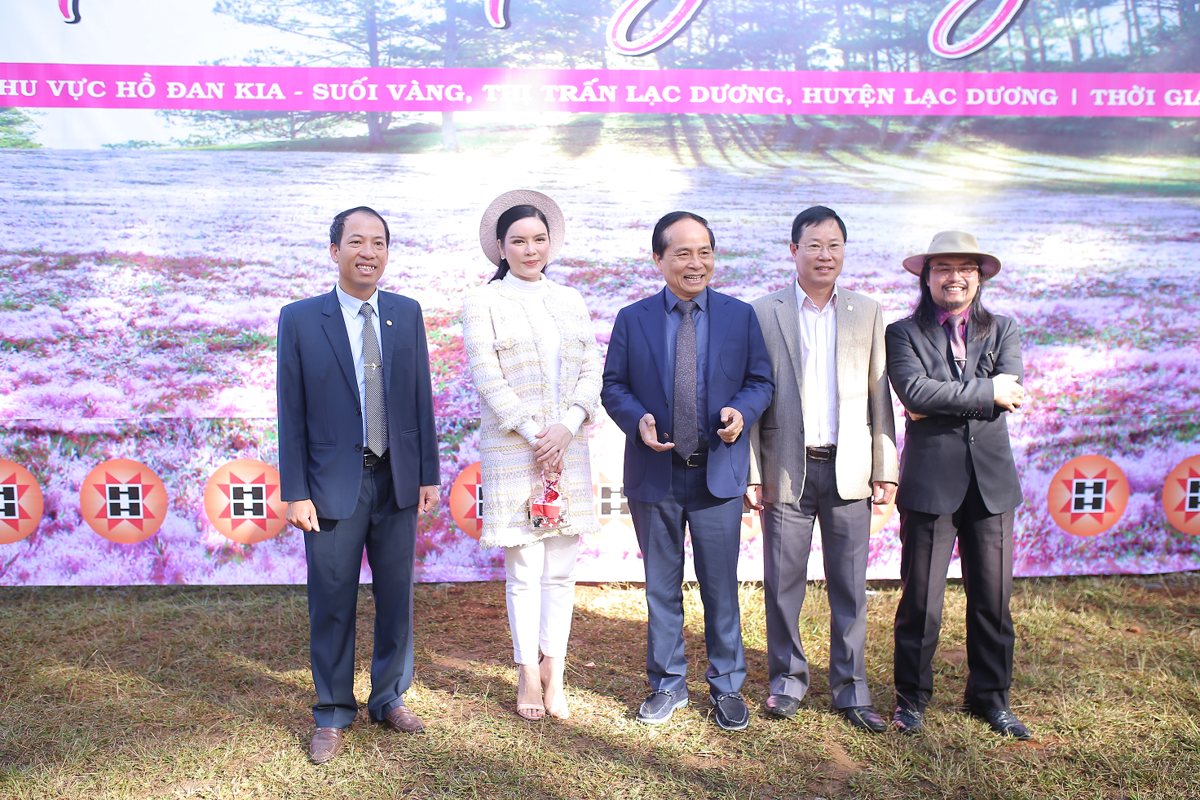 Ông Ngô Quang Phúc (ngoài cùng bên phải) cùng diễn viên Lý Nhã Kỳ trong chương trình chương trình Phục dựng nghi thức cưới hỏi của người dân tộc K’ho.