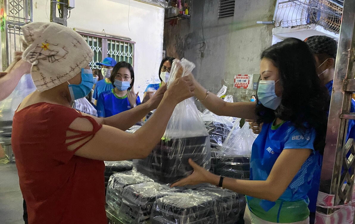 Đại diện BIDV tham gia tặng cơm đến đồng bào khó khăn.