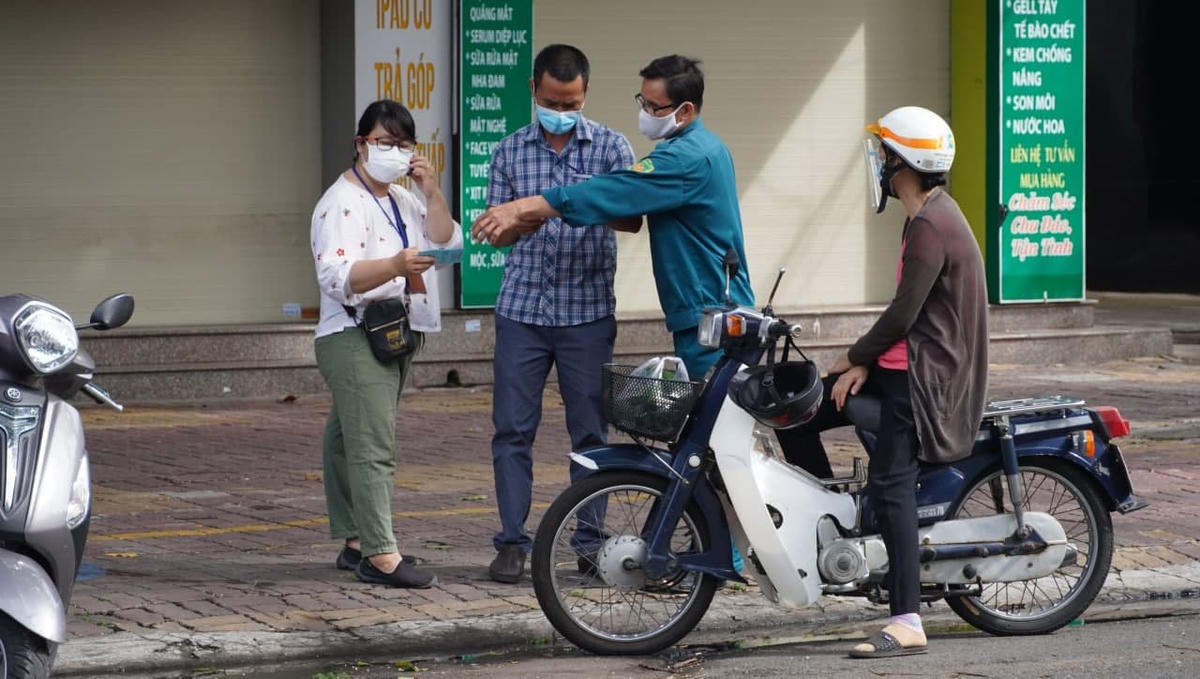 Lực lượng chức năng tiến hành kiểm tra công tác phòng, chống dịch Covid-19 tại Phường 3, TP Vũng Tàu.