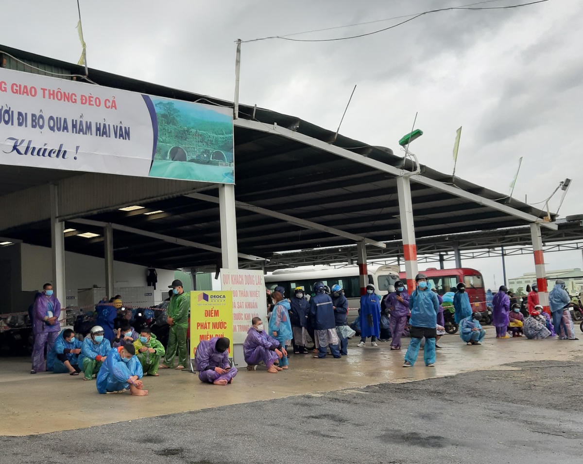 Trong ngày 7/10, tại tỉnh Thừa Thiên-Huế đã có mưa nhiều nơi, khiến cho hành trình về quê của người dân càng thêm nhiều vất vả.