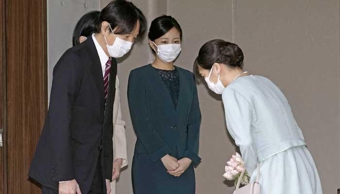 Công chúa Mako cúi đầu trước bố mẹ là Thái tử Akishino, Công chúa Kiko và em gái là Công chúa Kako. Ảnh: AP.