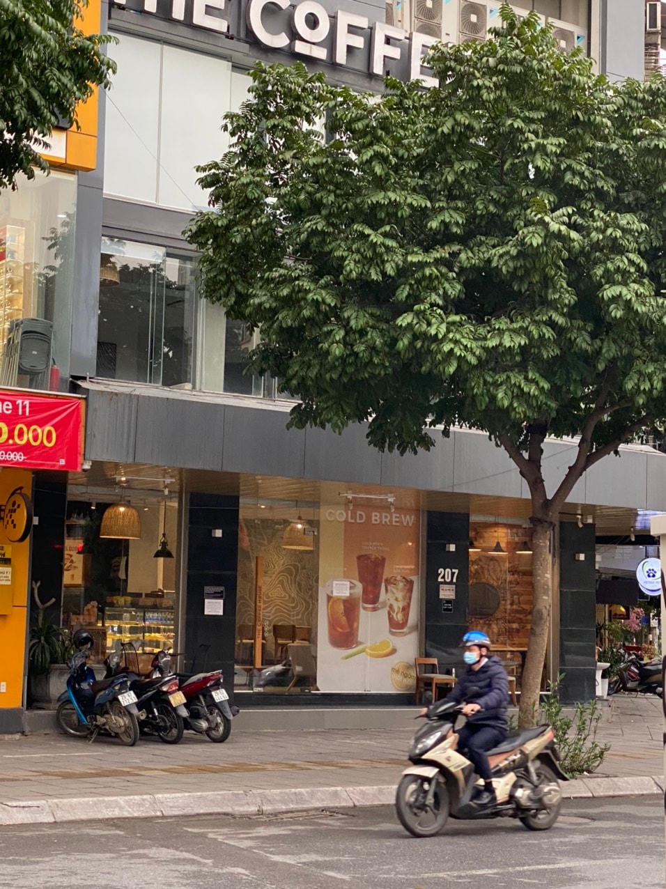 [ẢNH] Người dân Thủ đô tấp nập uống cafe từ sáng sớm