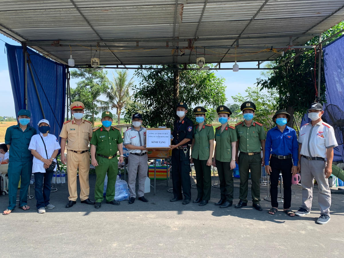 Công an tỉnh Thừa Thiên – Huế phối hợp với một số đơn vị tặng các nhu yếu phẩm thiết yếu cho các lực lượng tuyến đầu chống dịch.