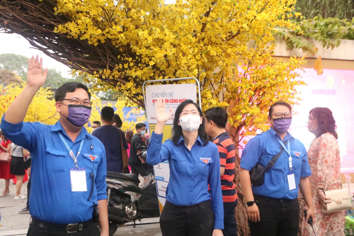 TP HCM tổ chức chuyến xe đưa công nhân về quê đón tết