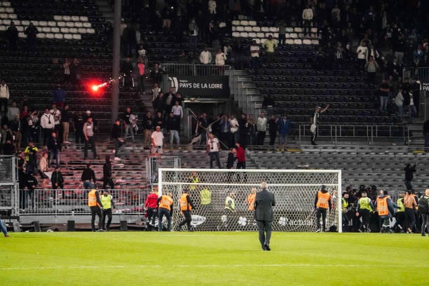 Khán giả giải Ligue 1 lần thứ 3 gây hỗn loạn từ khi Messi đến thi đấu