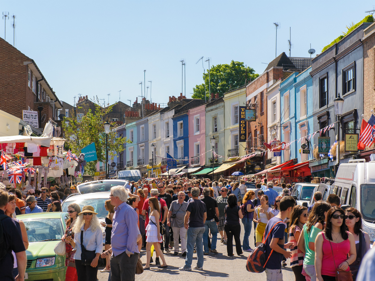 Khu phố Notting Hill luôn chật kín khách du lịch. Ảnh: CNN.
