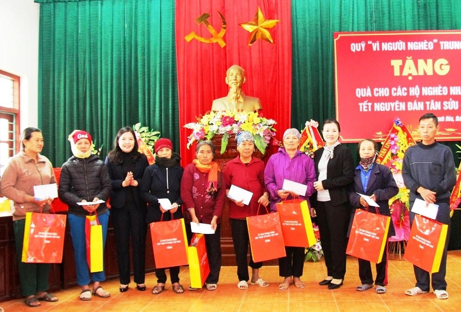 Bà Trương Thị Ngọc Ánh, Phó Chủ tịch Ủy ban Trung ương MTTQ Việt Nam; Phạm Thị Thanh Thủy - Chủ tịch Ủy ban MTTQ, Trưởng Ban Dân vận tỉnh Thanh Hóa trao quà cho các gia đình chính sách trên địa bàn huyện Hoằng Hóa. Ảnh: Trần Thanh.