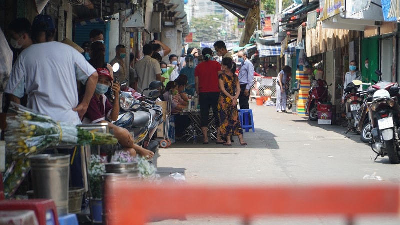 TP. HCM: Phong tỏa, lấy mẫu xét nghiệm Covid-19 cho tiểu thương chợ Phú Nhuận
