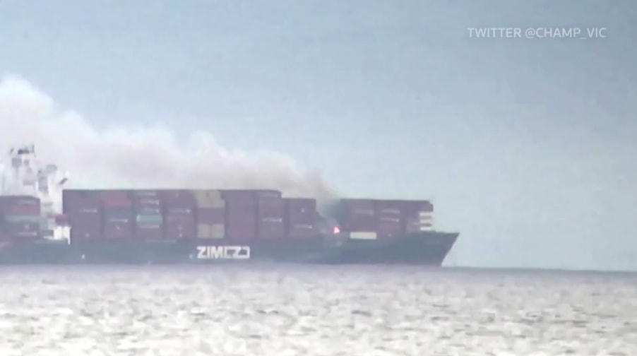 Các container đang bốc cháy trên tàu hàng Zim Kingston, ngoài khơi Anh-Columbia. Ảnh: Reuters.
