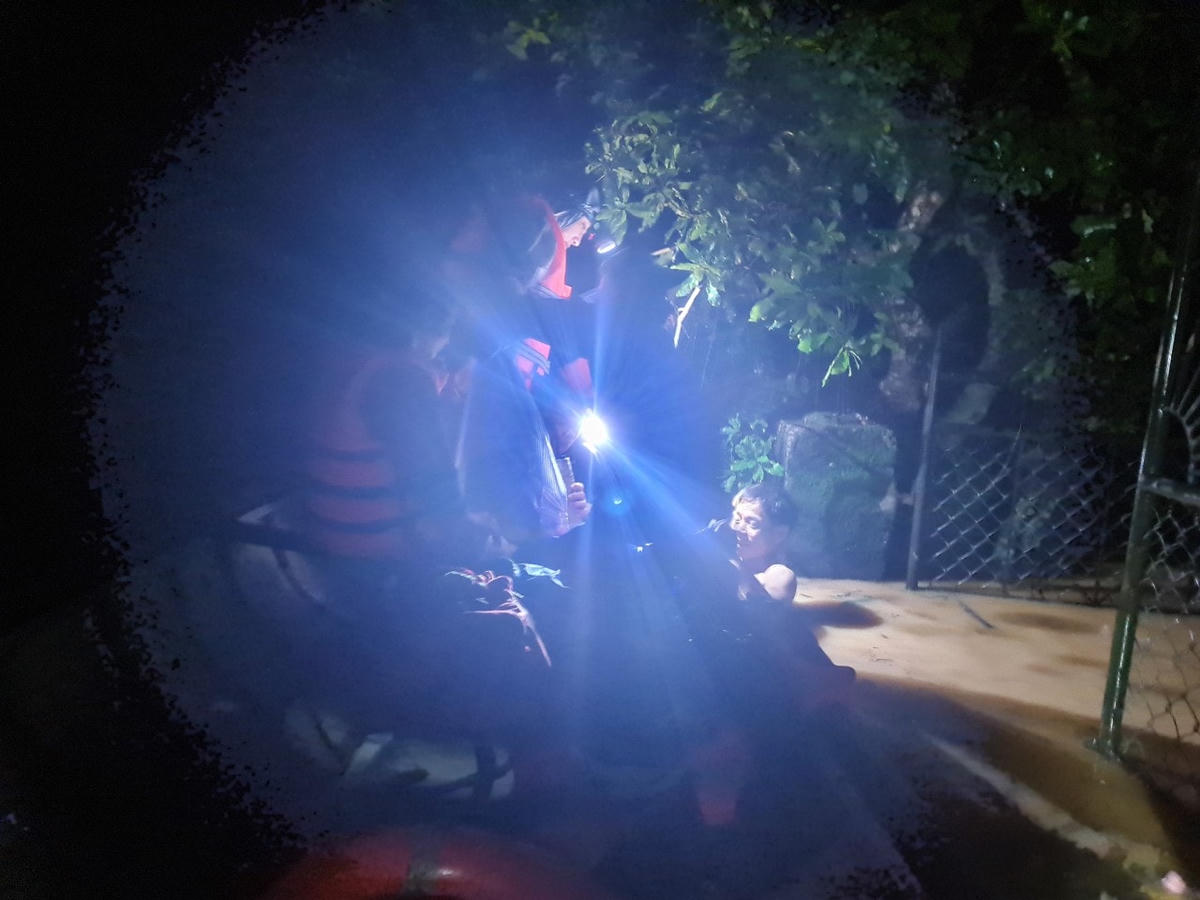 Cứu người vùng lũ giữa đêm khuya.