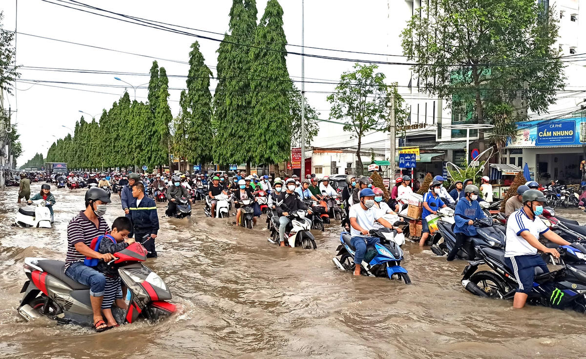 Nhiều xe máy bị chết dọc đường do nước dâng cao.