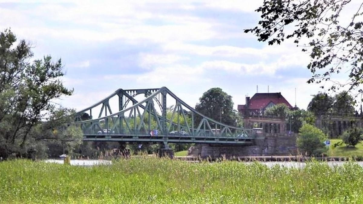 “Cầu điệp viên” Glienicke nhìn từ phía Berlin. Nguồn: topwar.ru.  