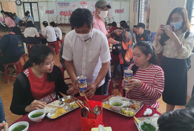 Phục vụ 30 phút tại quán cơm, ông Đoàn Ngọc Hải được trả 60 triệu đồng