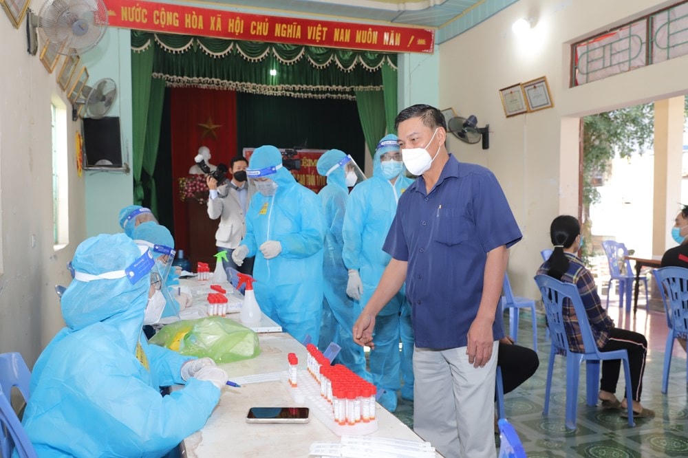 Chủ tịch UBND TP Hải Phòng Nguyễn Văn Tùng kiểm tra phòng chống dịch trên địa bàn huyện Vĩnh Bảo.