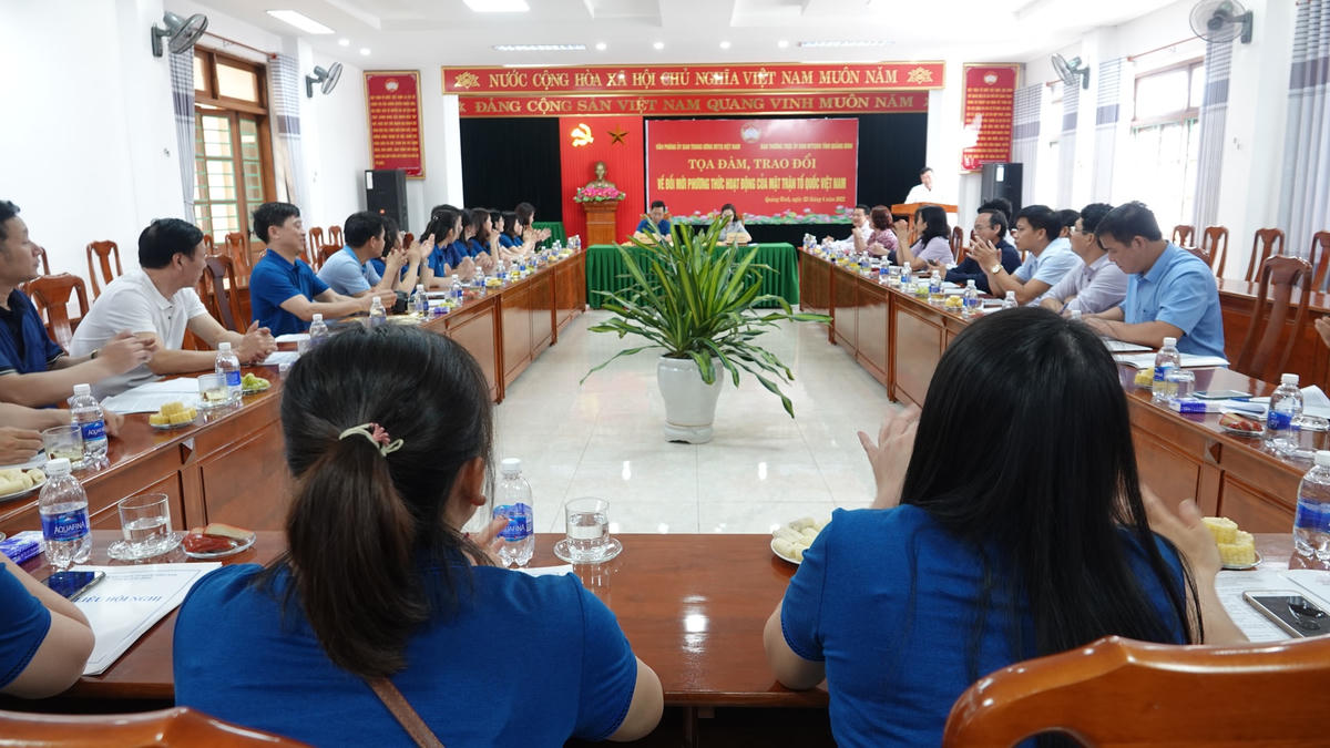 Quang cảnh buổi toạ đàm.