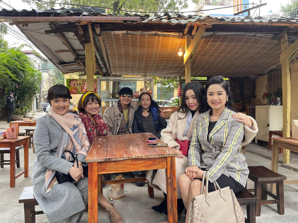 Dàn diễn viên của vũ trụ phim ảnh VTV có dịp hội ngộ tại phim trường quen thuộc của các bộ phim như “Hướng dương ngược nắng”, “11 tháng 5 ngày”, “thương ngày nắng về” và "Hương vị tình thân".