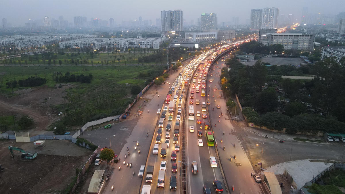 Tuyến đường vành đai 3 trên cao từ bến xe Nước Ngầm hướng về bến xe Mỹ Đình luôn trong tình trạng ùn tắc, nhiều phương tiện "dậm chân tại chỗ".