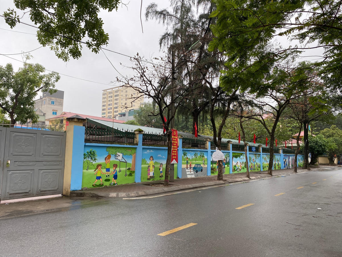 Bích họa dọc tường bao trường Tiểu học Cổ Nhuế.